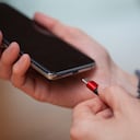 ¿Cuánto tiempo se debe destinar a la carga inicial de un teléfono móvil recién estrenado?