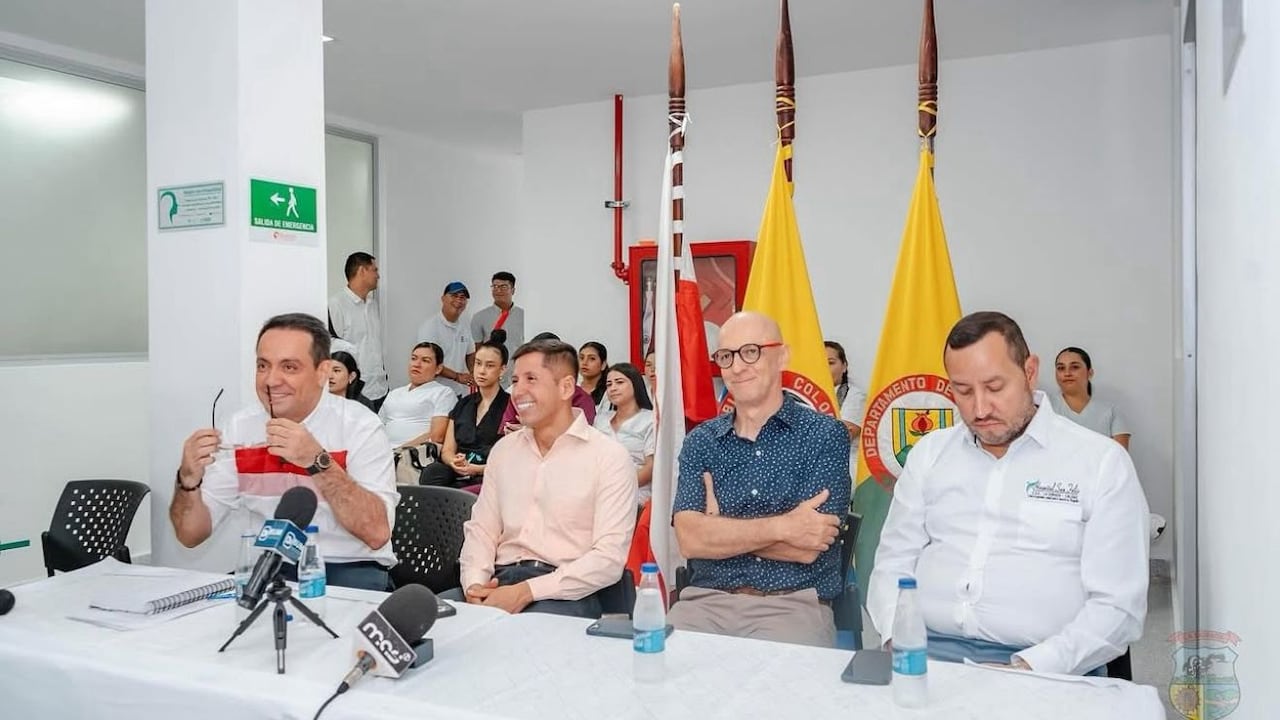 Autoridades de La Dorada, Caldas, haciendo los anuncios.