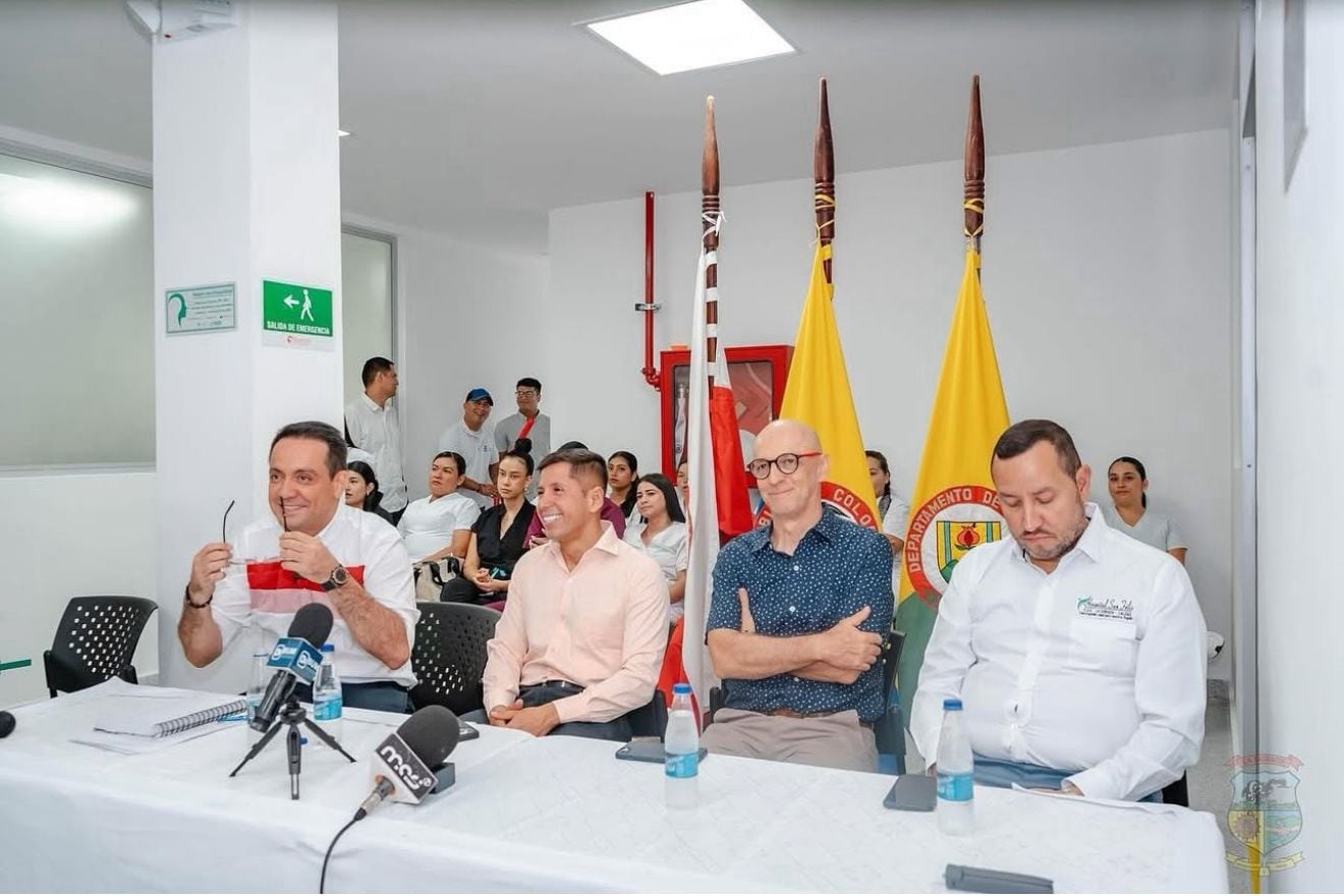 Autoridades de La Dorada, Caldas, haciendo los anuncios.