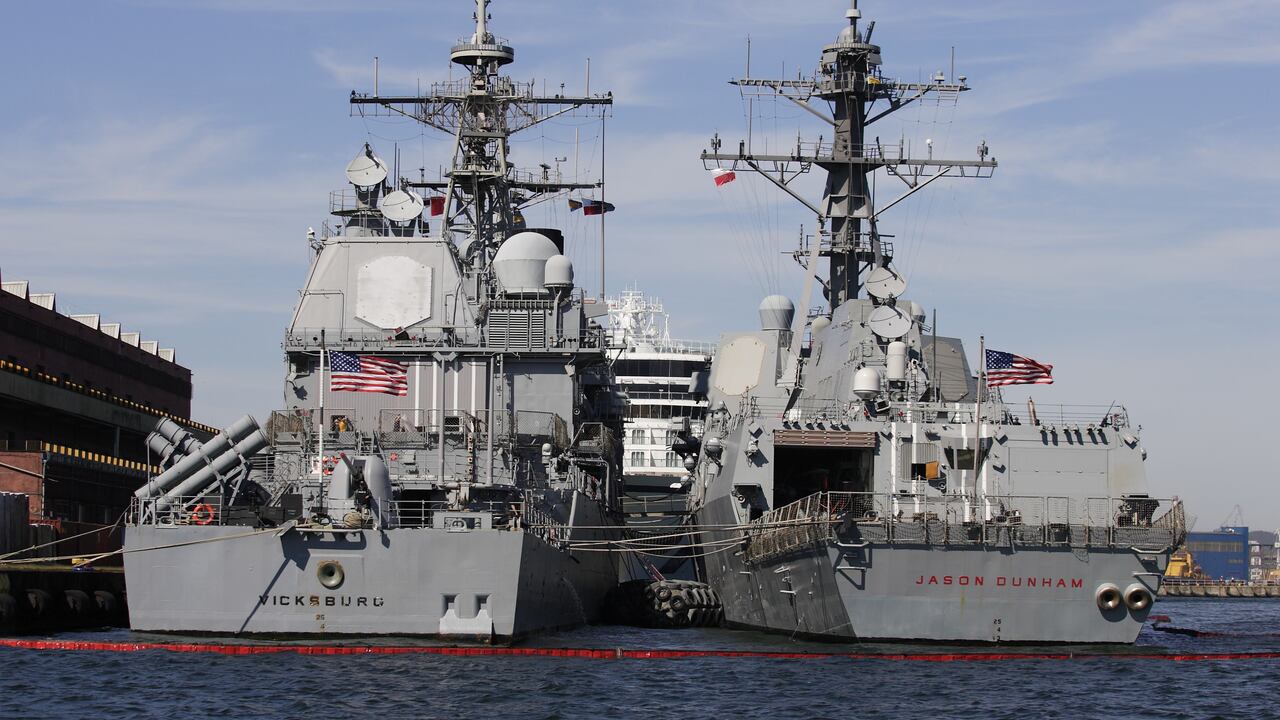 Está equipado con sistemas de combate avanzados y radares para operaciones multimisión, incluyendo guerra antiaérea, antisubmarina y antisuperficie.