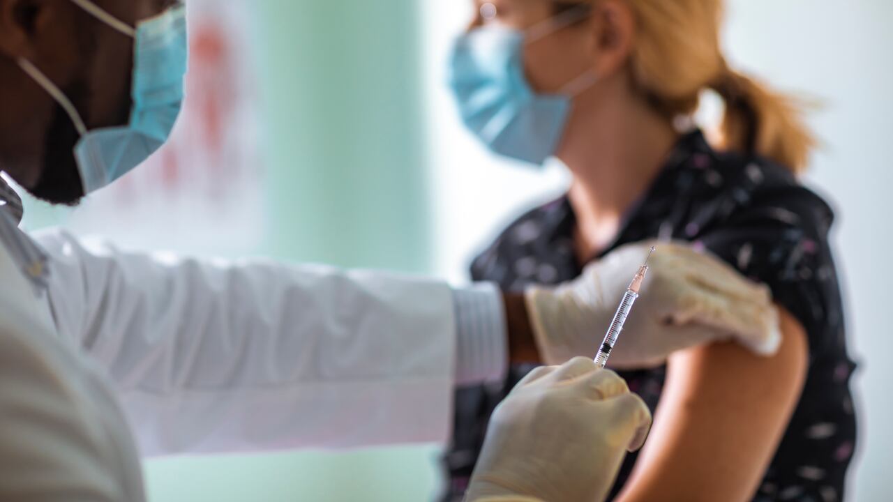 La vacunación ayuda a disminuir el riesgo de desarrollar enfermedades al estimular la producción de defensas.