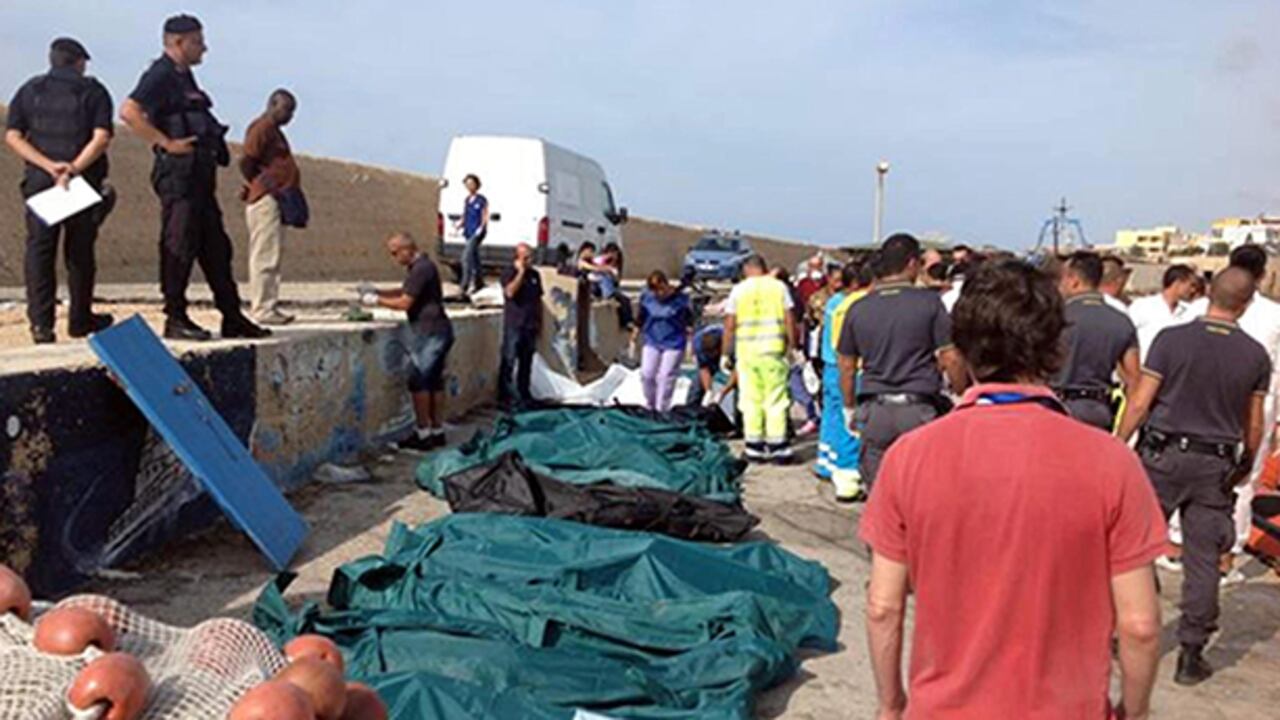Decenas de cadáveres son cubiertos en el puerto de Lampedusa en Italia hoy, jueves 3 de octubre de 2013.