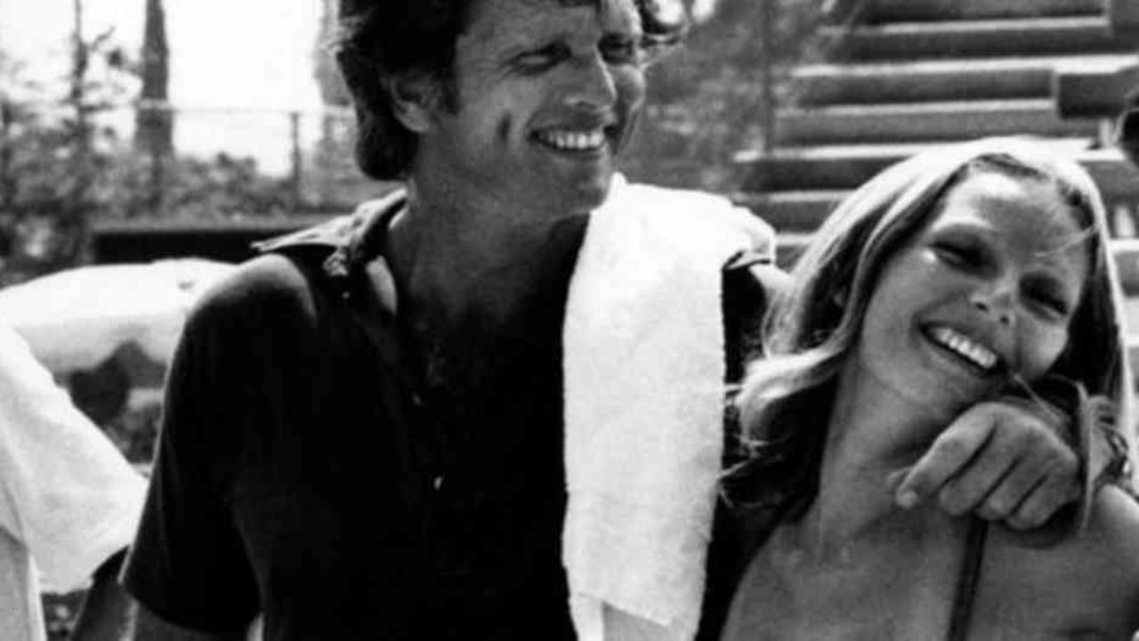 Ron Ely y Valerie Lundeen durante un partido de tenis en Nueva York en junio de 1977.