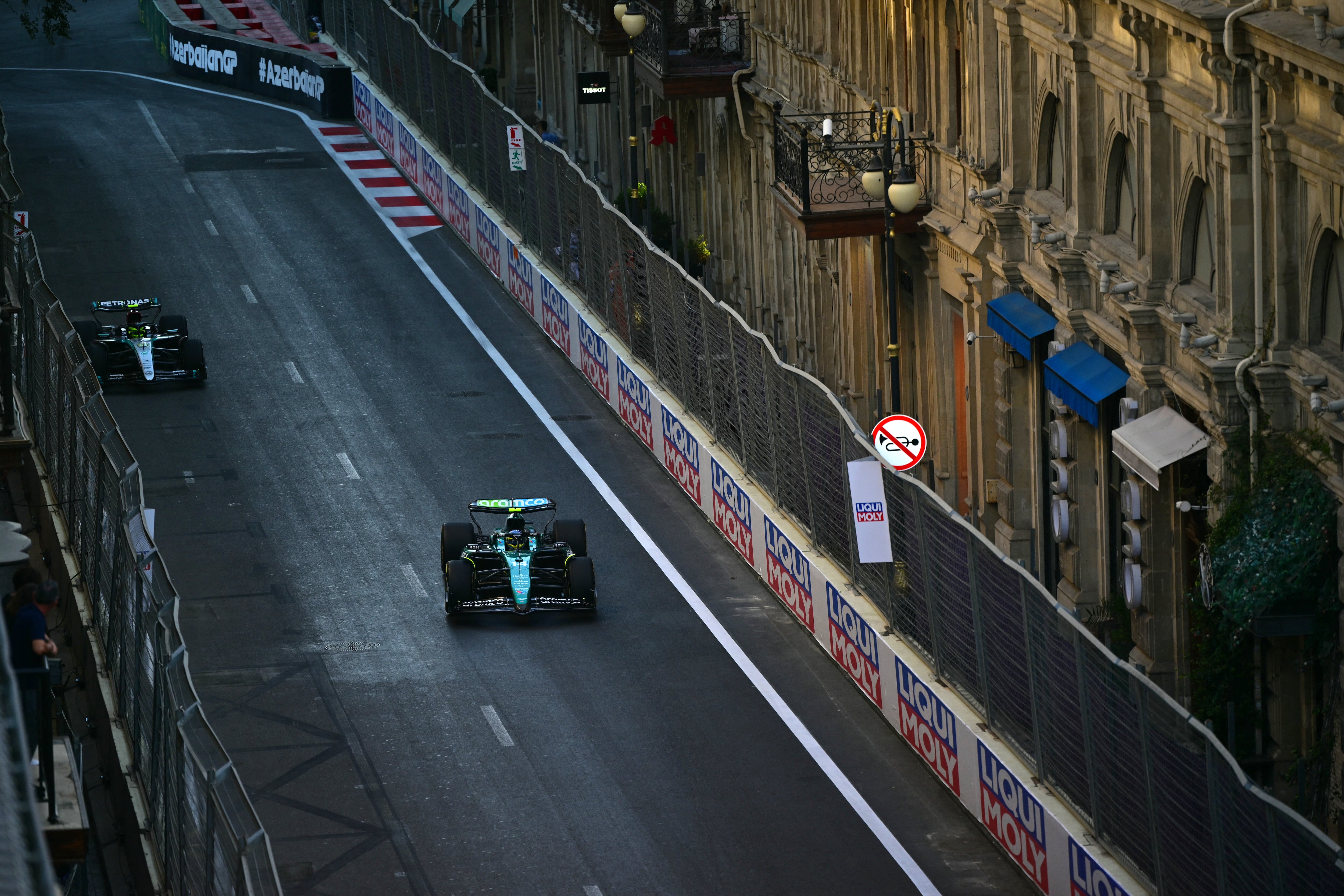 Fernando Alonso en su Aston Martin.