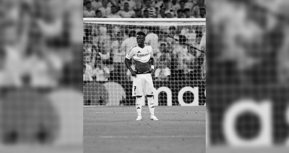 Vinicius Junior con el uniforme Adidas y la ropa interior, Nike, en el Santiago Bernabéu, en Madrid (España)