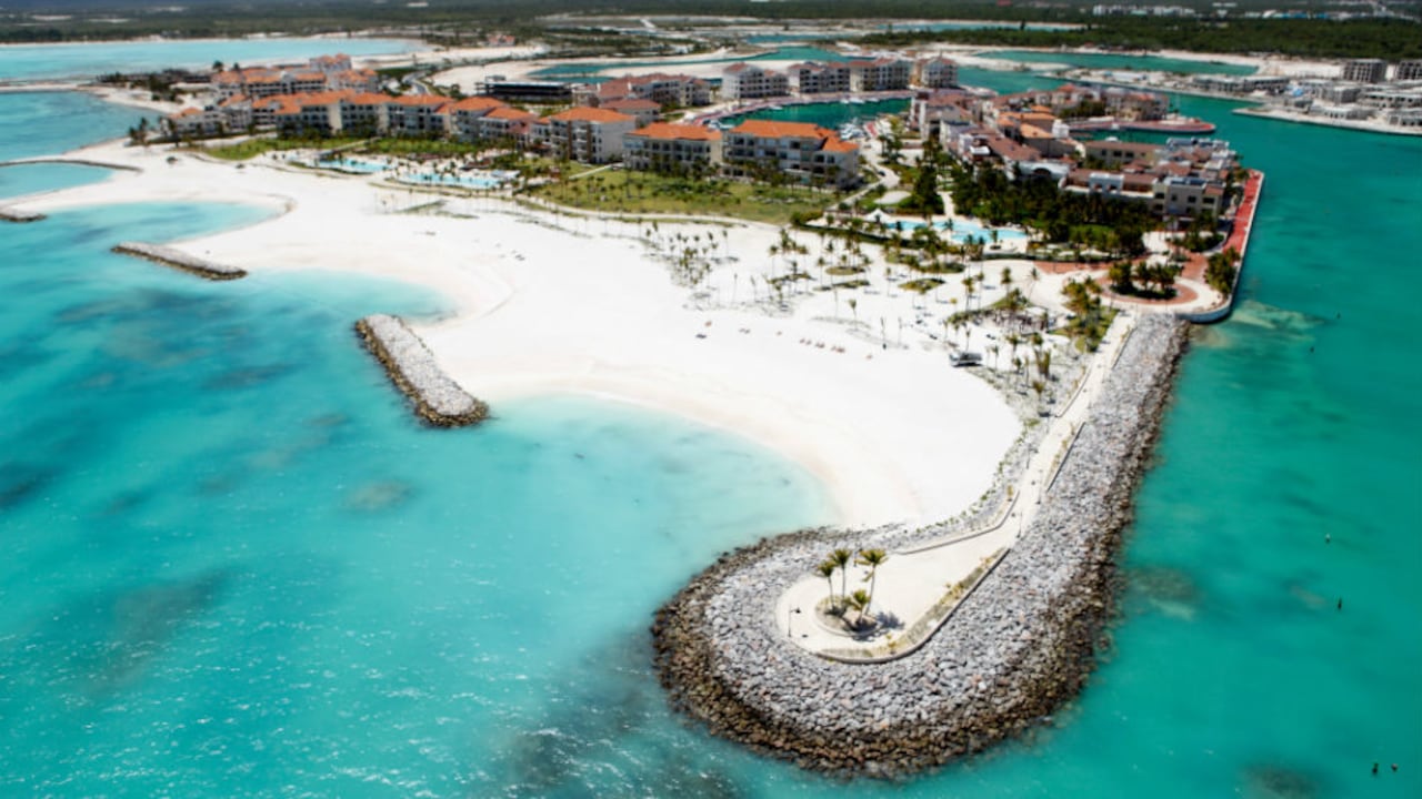 Unos 825.847 visitantes llegaron al país caribeño por vía aérea, un 8,7% por encima del año anterior, mientras que los cruceristas aumentaron un 21% interanual hasta los 393.759 turistas.