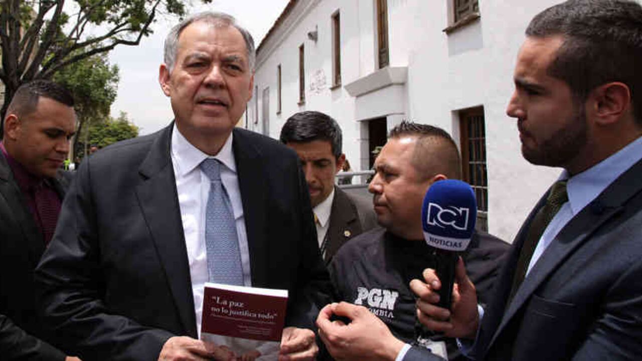 Alejandro Ordóñez junto a algunos de sus escoltas.