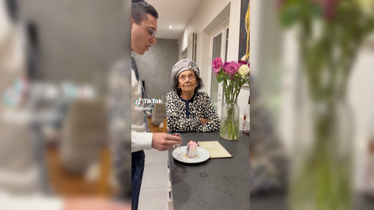 Lily Ebert, sobreviviente del Holocausto, que, junto con su bisnieto, alcanza los 1,9 millones de seguidores en TikTok