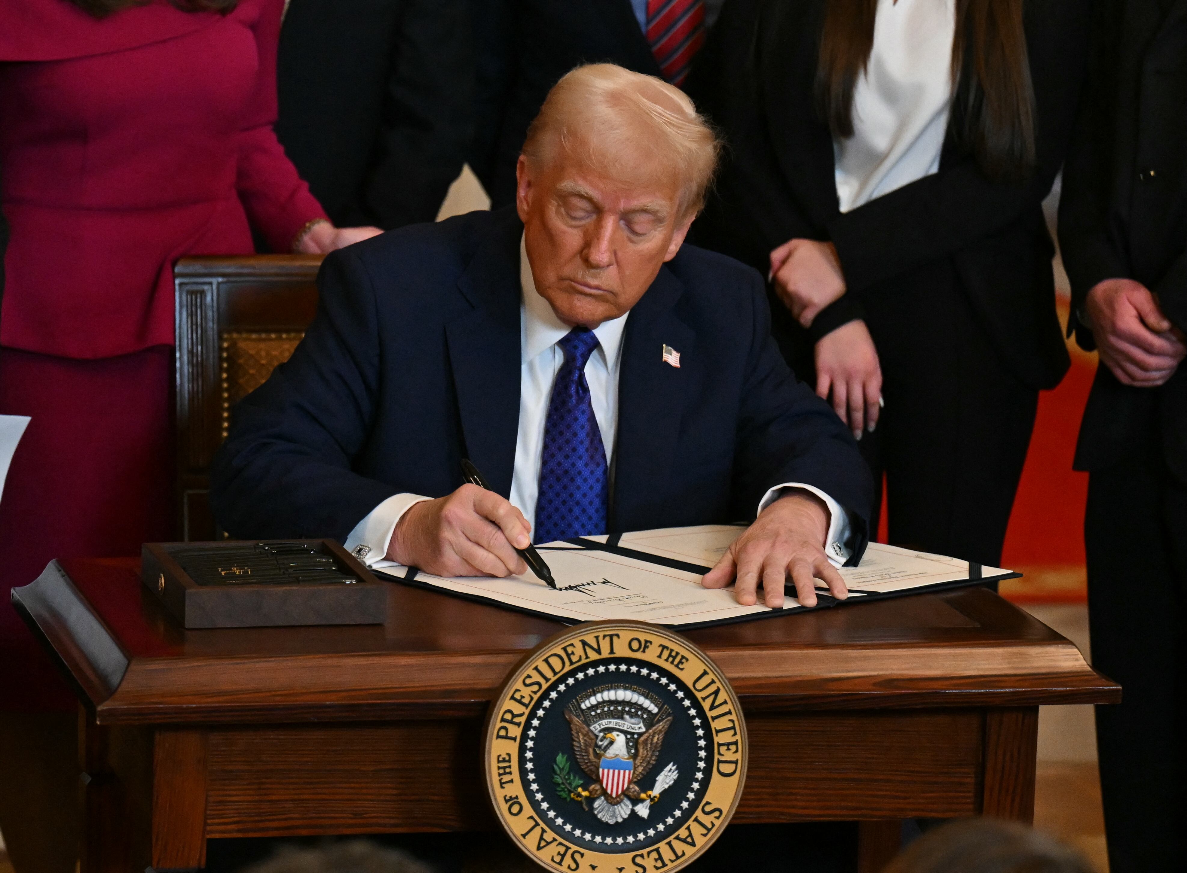 Donald Trump firmó un decreto para usar el centro de detención militar de Guantánamo para la detención de migrantes irregulares.