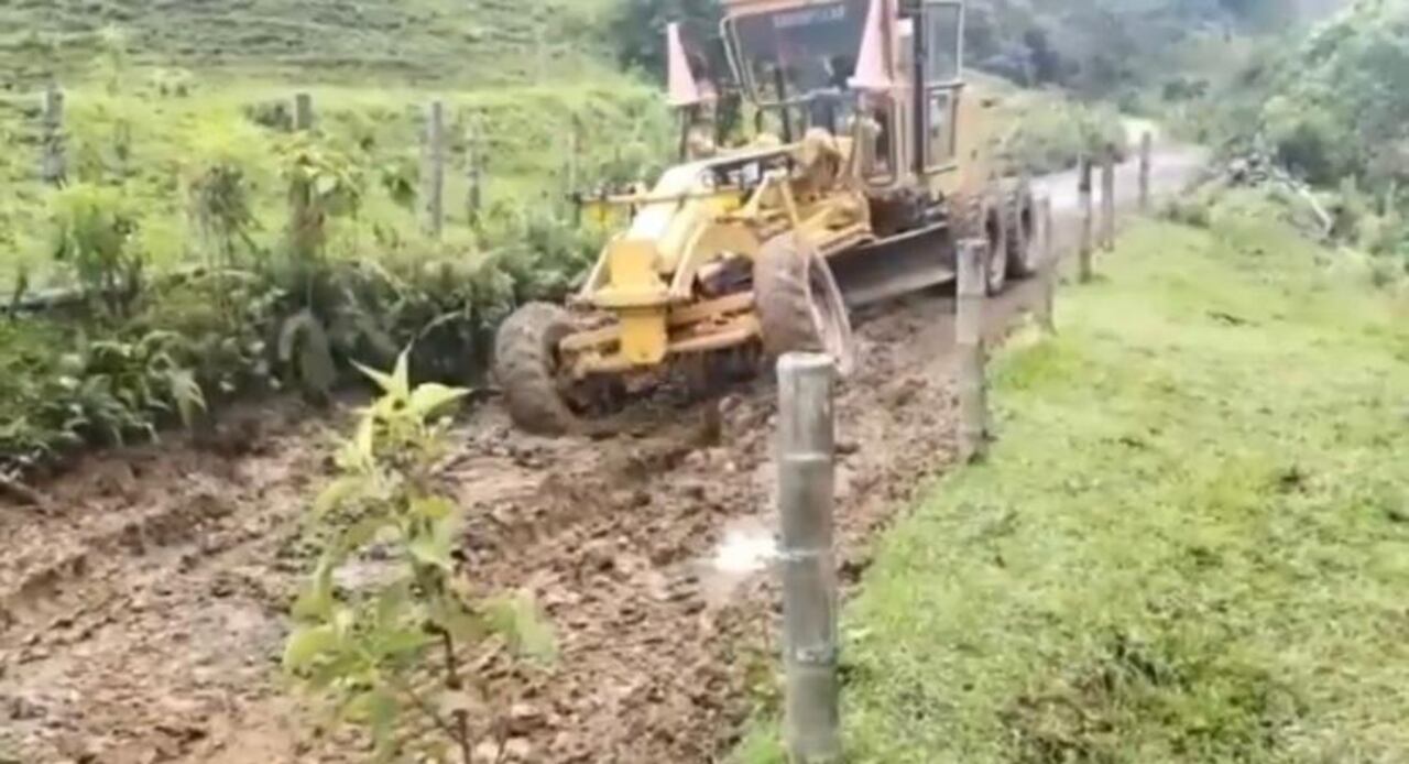 La Unidad para la Gestión del Riesgo de Desastres mejora las vías terciarias en los departamentos de Caldas y Risaralda. Twitter Luis Fernando Velasco