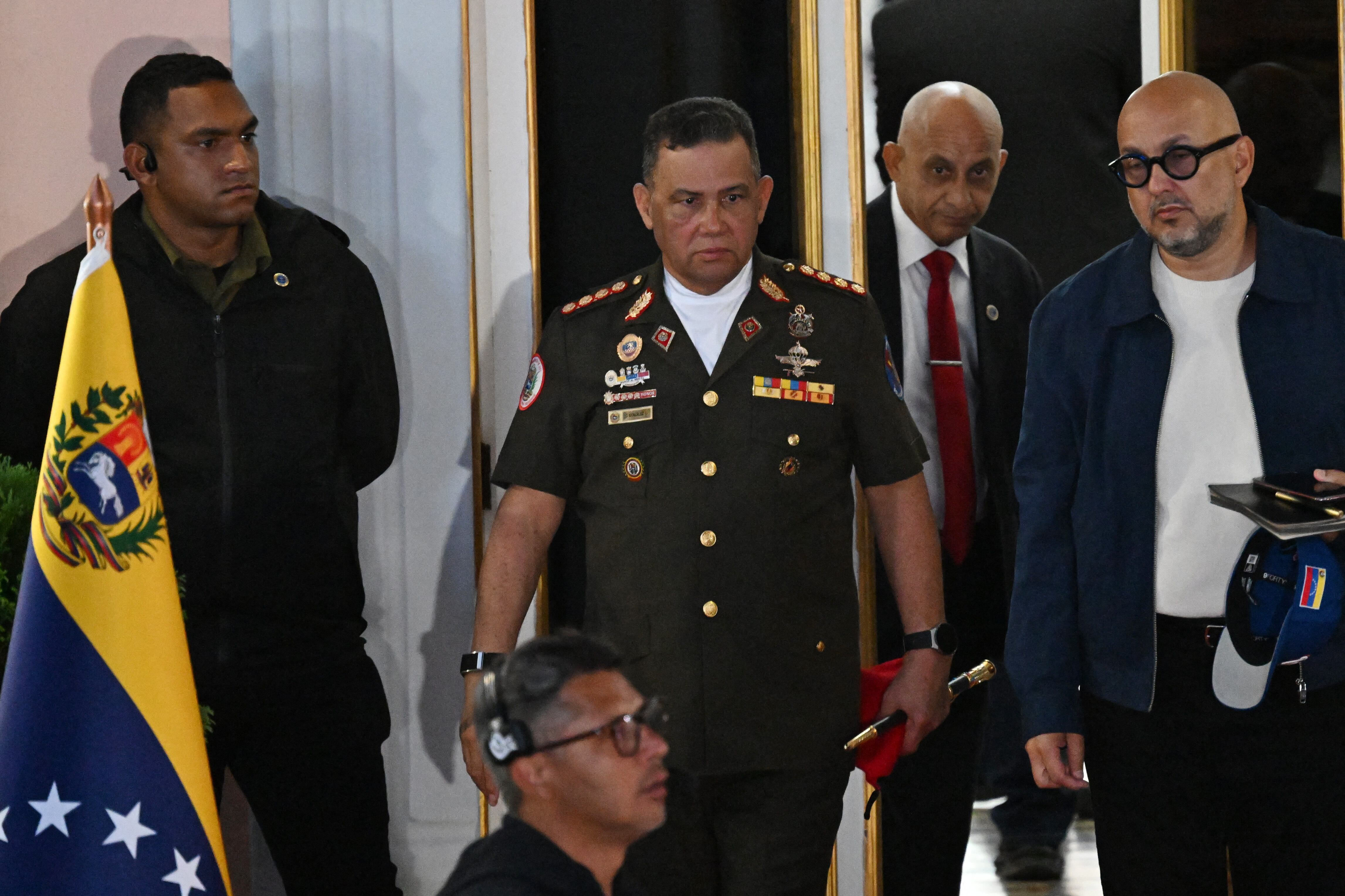 El nuevo ministro de Defensa de Venezuela, el general en jefe Gustavo González López (C), asiste a un acto en honor a la selección nacional de béisbol tras su victoria en el Clásico Mundial de Béisbol en el Palacio de Miraflores en Caracas, el 18 de marzo de 2026