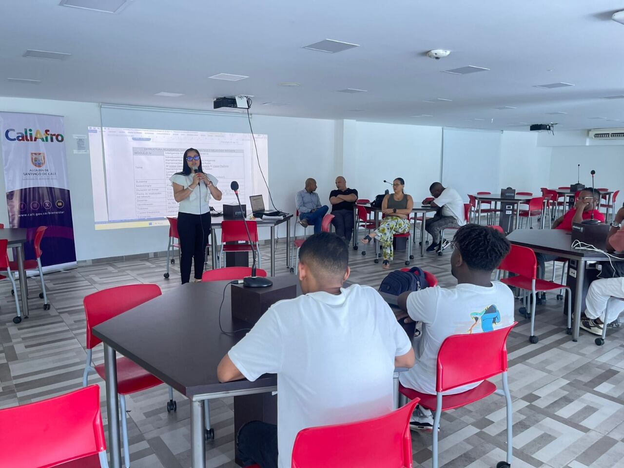 Estos 50 jóvenes reciben educación formal en ciberseguridad, IA generativa, y Desarrollo de Aplicaciones web.