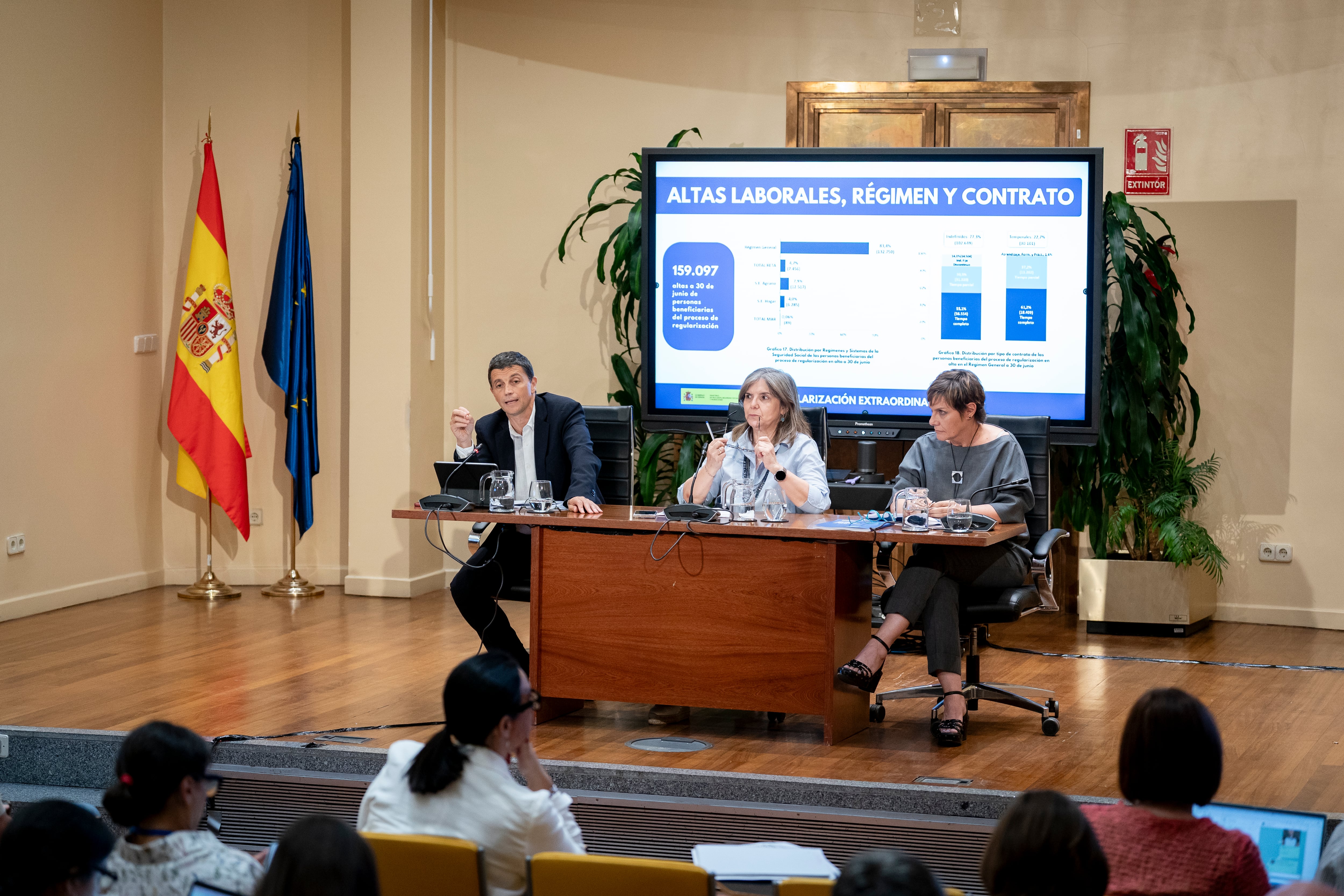Los secretarios de Estado de Migraciones y de Seguridad Social y Pensiones, Pilar Cancela (centro) y Borja Suárez (izquierda), junto con la secretaria general de Inclusión, Elena Rodríguez (derecha), durante una rueda de prensa en el Ministerio de Inclusión, Seguridad Social y Migraciones el 2 de julio de 2026 en Madrid, España.