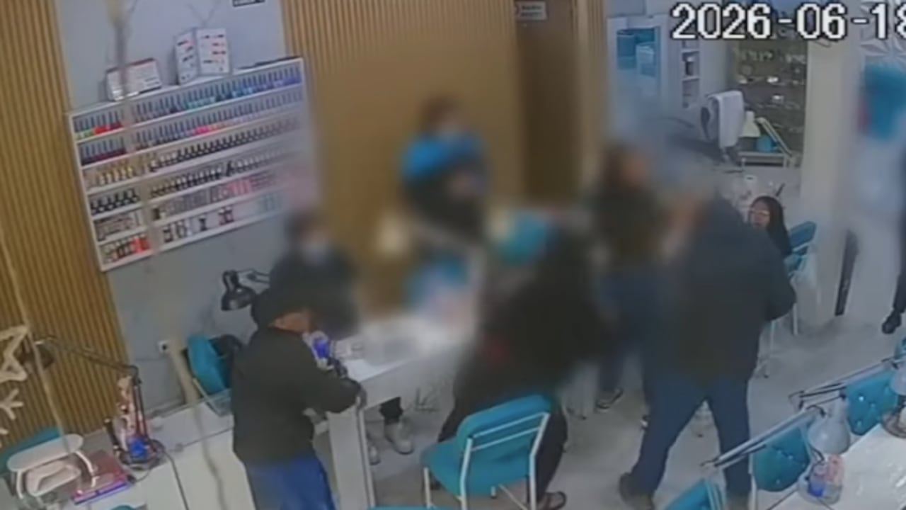 Algunos de los instantes del robo en el salón de belleza.