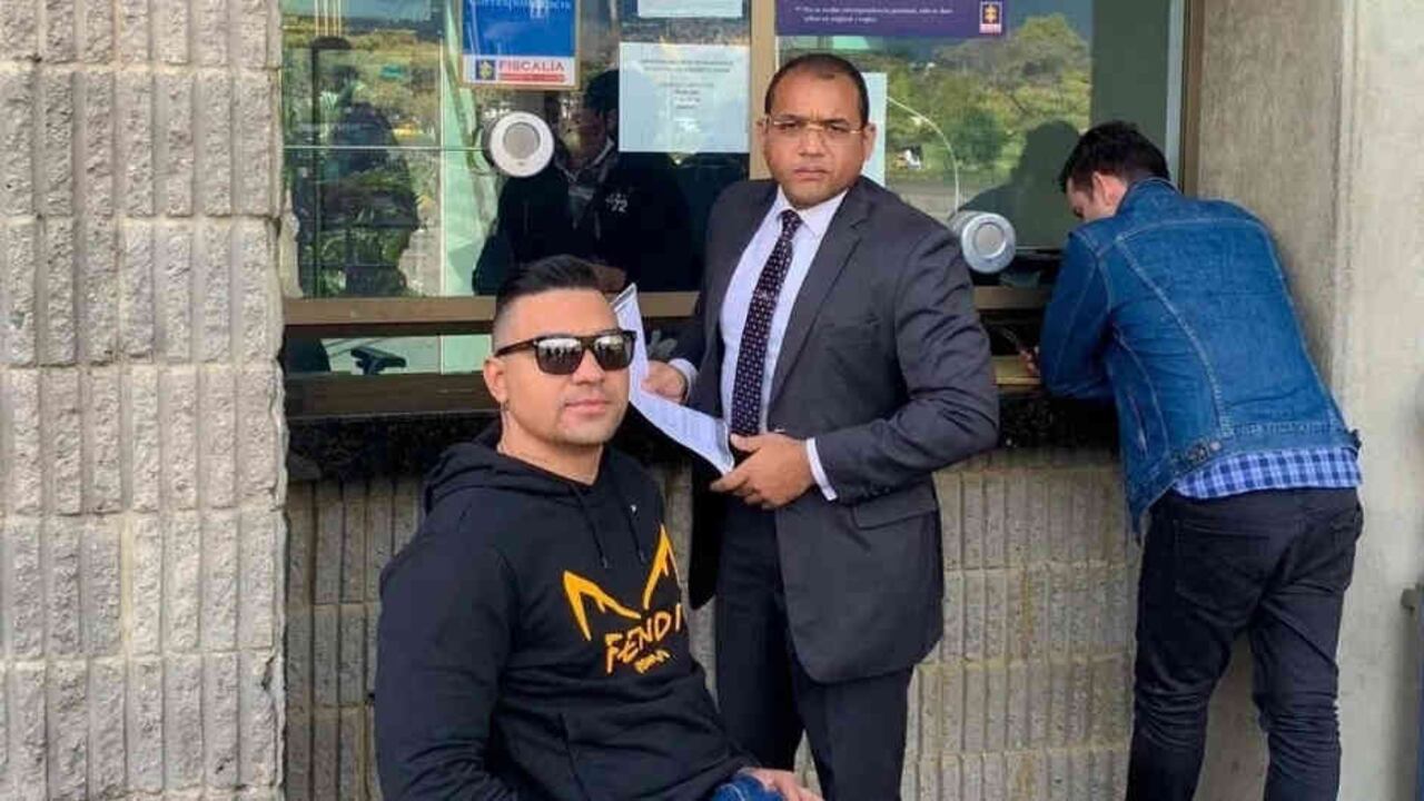 Elkin López se presentó junto con su abogado en el búnker de la Fiscalía en Bogotá, tras los señalalientos del presidente Iván Duque sobre un grupo delincuencial denominado la Silla.