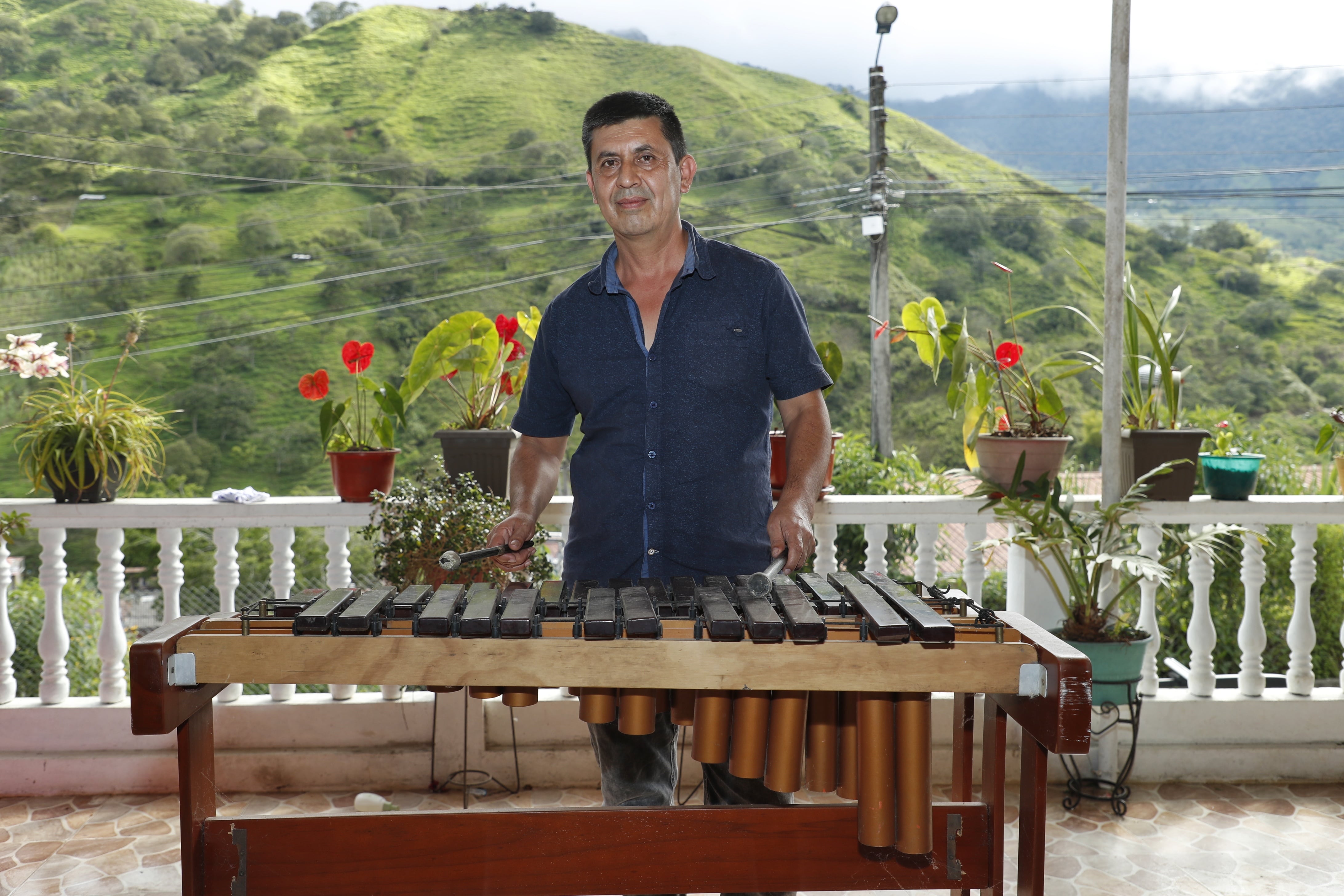 El músico Edgar Silva explica que cada vez hay más jóvenes ricaurteños interesados en proteger el legado cultural de la marimba.