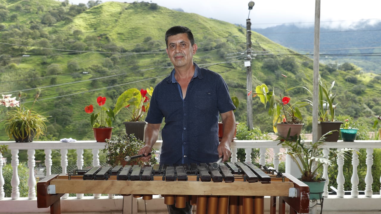 El músico Edgar Silva explica que cada vez hay más jóvenes ricaurteños interesados en proteger el legado cultural de la marimba.