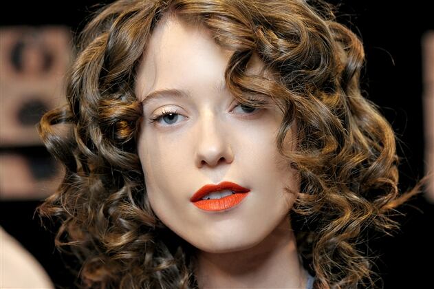 Los rizados ayudan a darle más movimiento y volumen al pelo corto. 