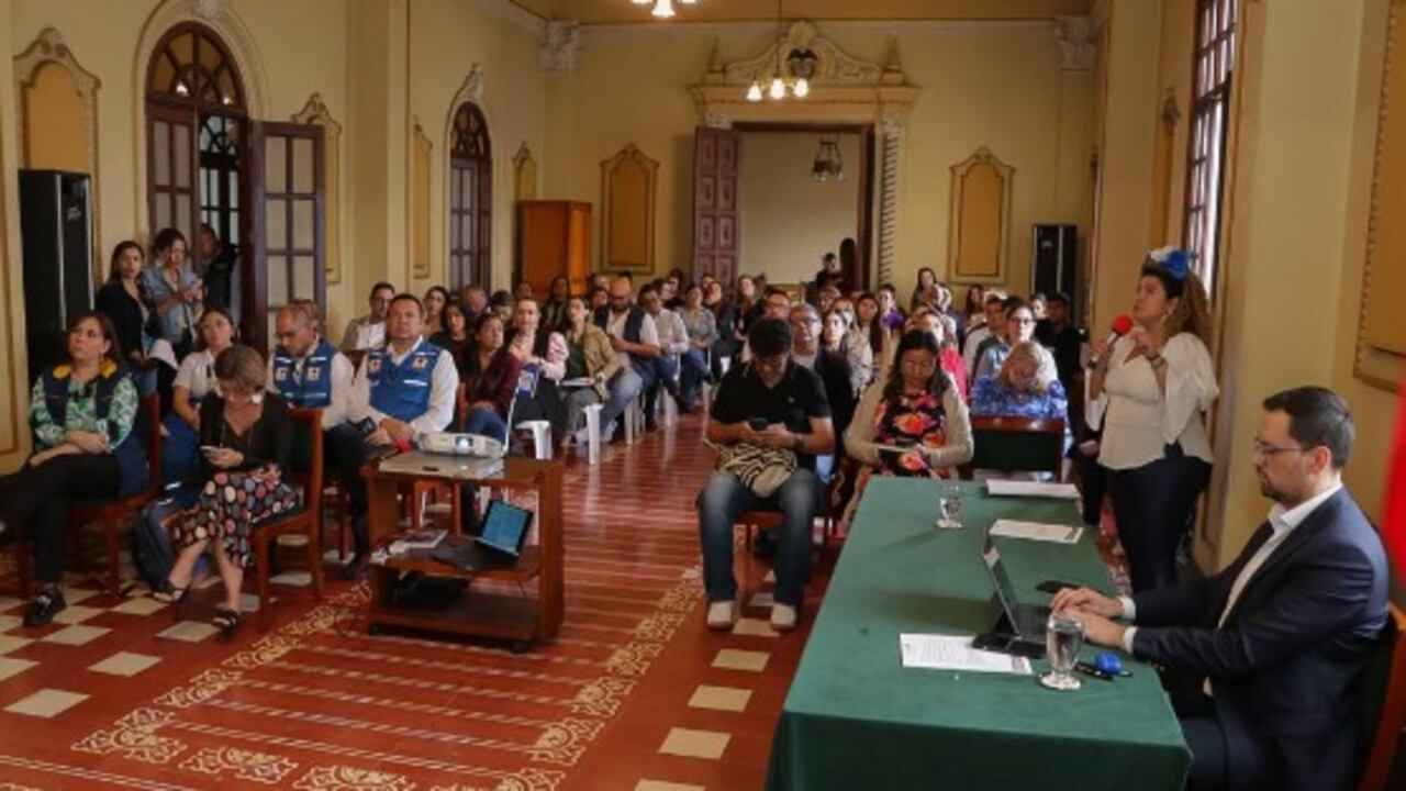 Gobernador de Caldas Luis Carlos Velásquez revisa temas por el volcán Nevado del Ruiz