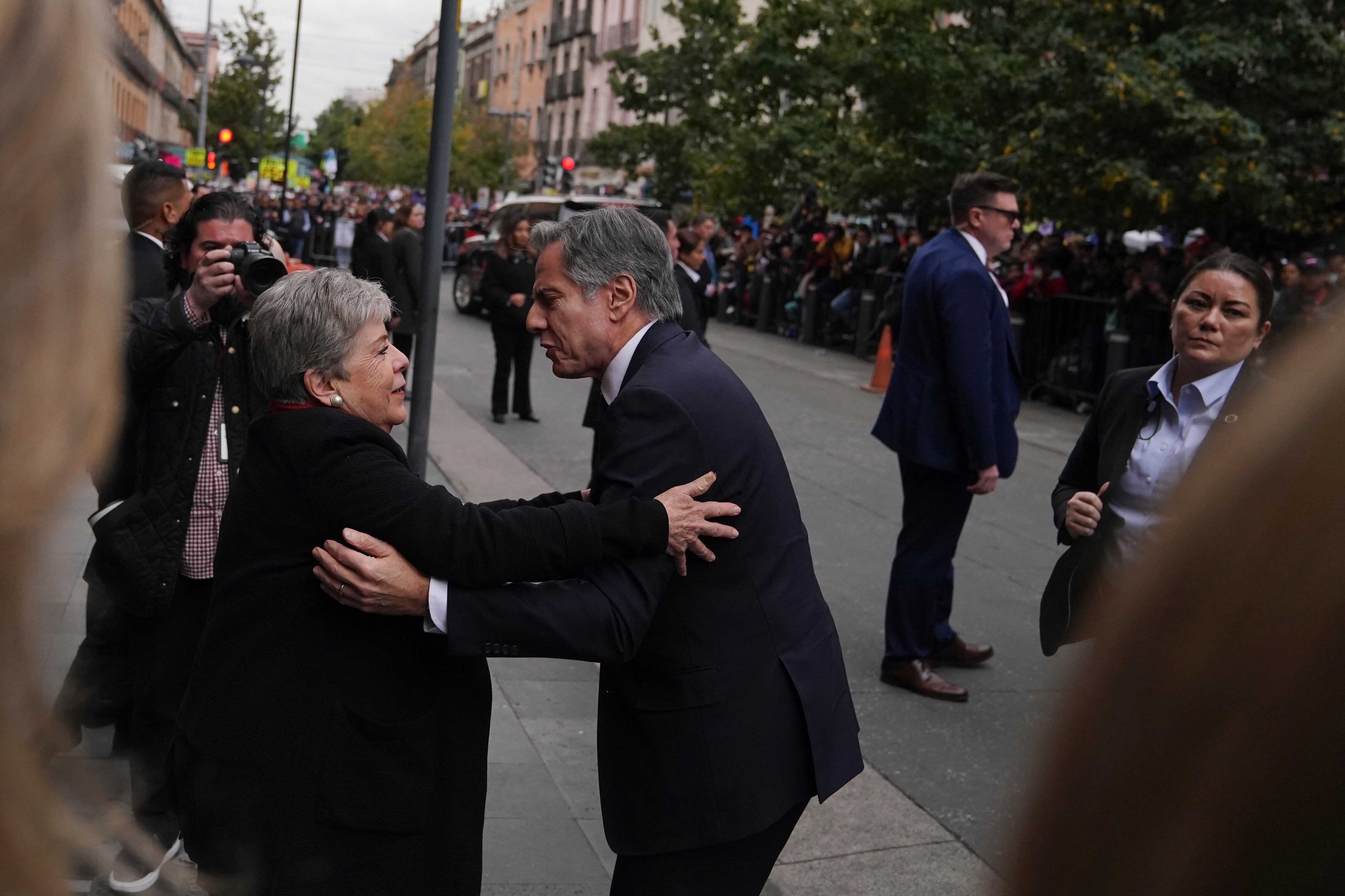 Un alto funcionario de la administración Biden dijo que los líderes mexicanos informaron a la delegación estadounidense sobre las nuevas medidas que están tomando, incluida la lucha contra los traficantes de migrantes que los suben en autobuses o trenes hacia la frontera.