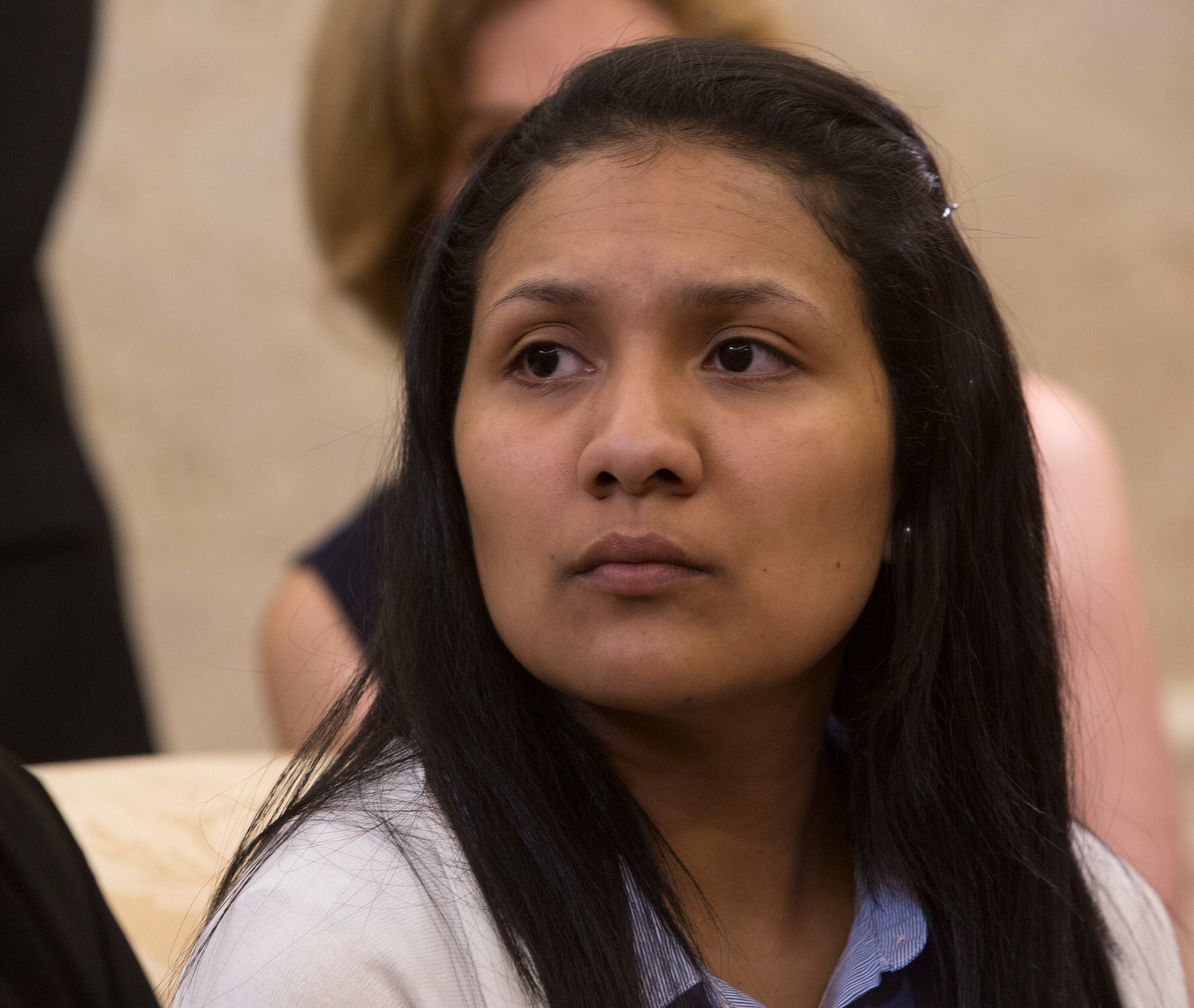 hamy Holt, la esposa de Joshua Holt, escucha durante una reunión con el presidente de Estados Unidos, Donald Trump, en la Casa Blanca el 26 de mayo de 2018 en Washington, DC.