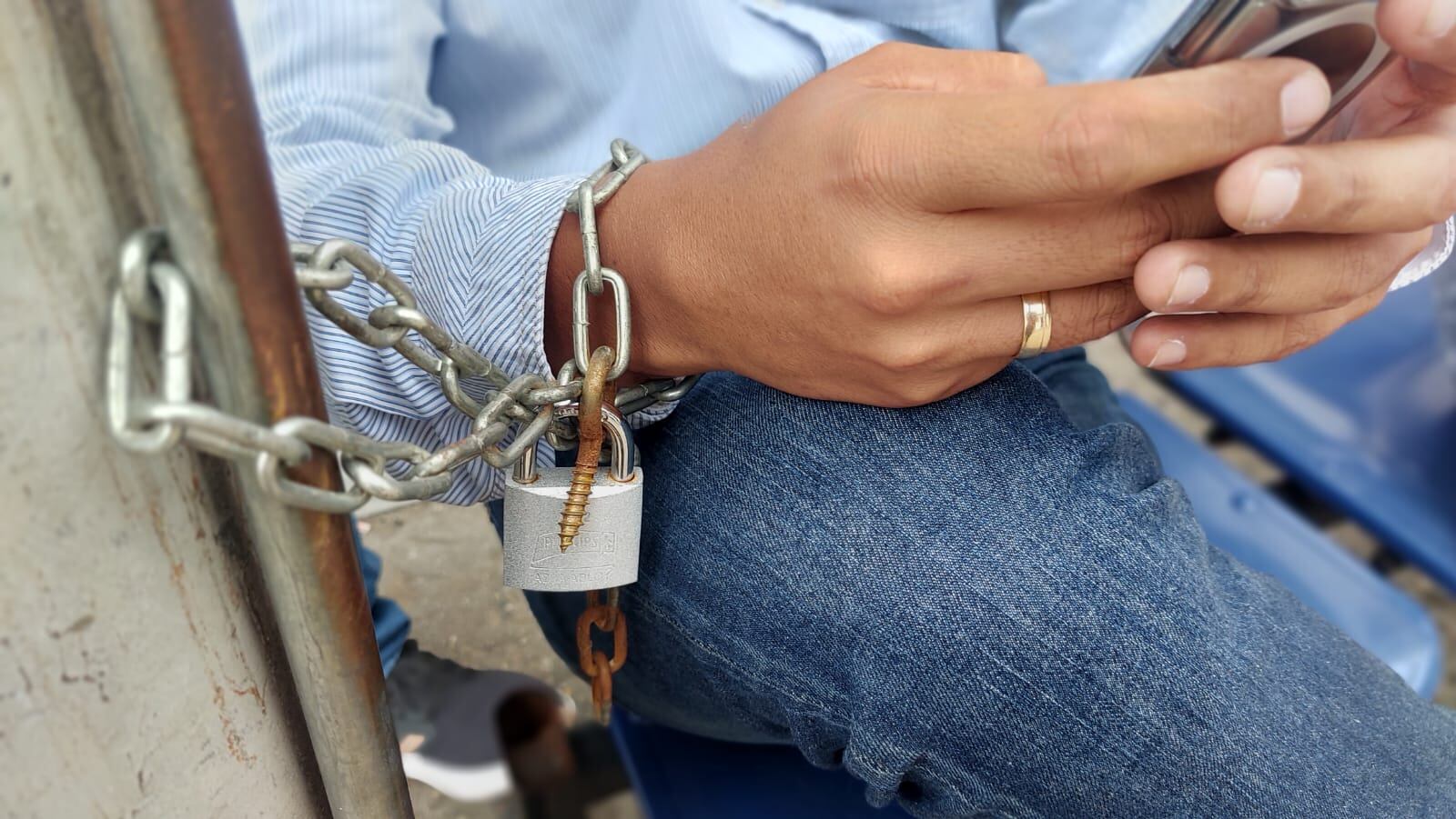 Así estuvo encadenado.