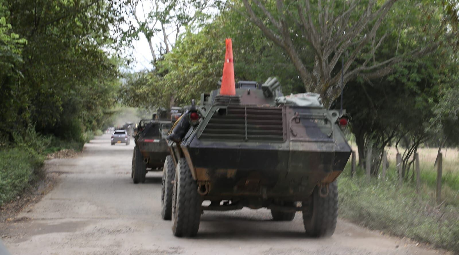 Ejército se retira de El Plateado. Así salieron los vehículos blindados militares del corregimiento