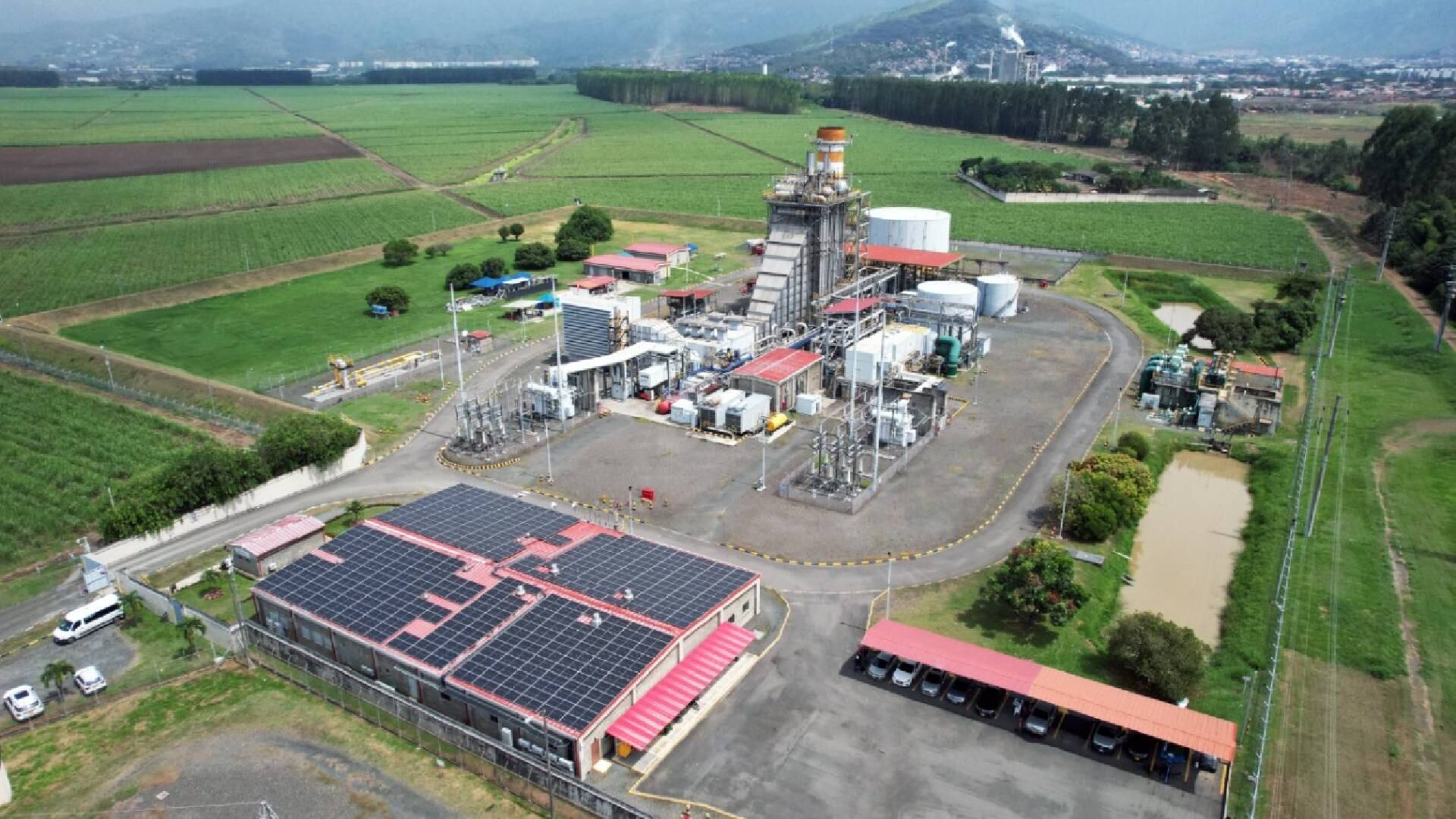 Este techo solar le ha permitido a Termoemcali reemplazar el 100 % del consumo de energía del edificio administrativo.