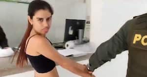 Esta es la mueca que la joven realiza luego de percatarse que está siendo grabada durante su captura.