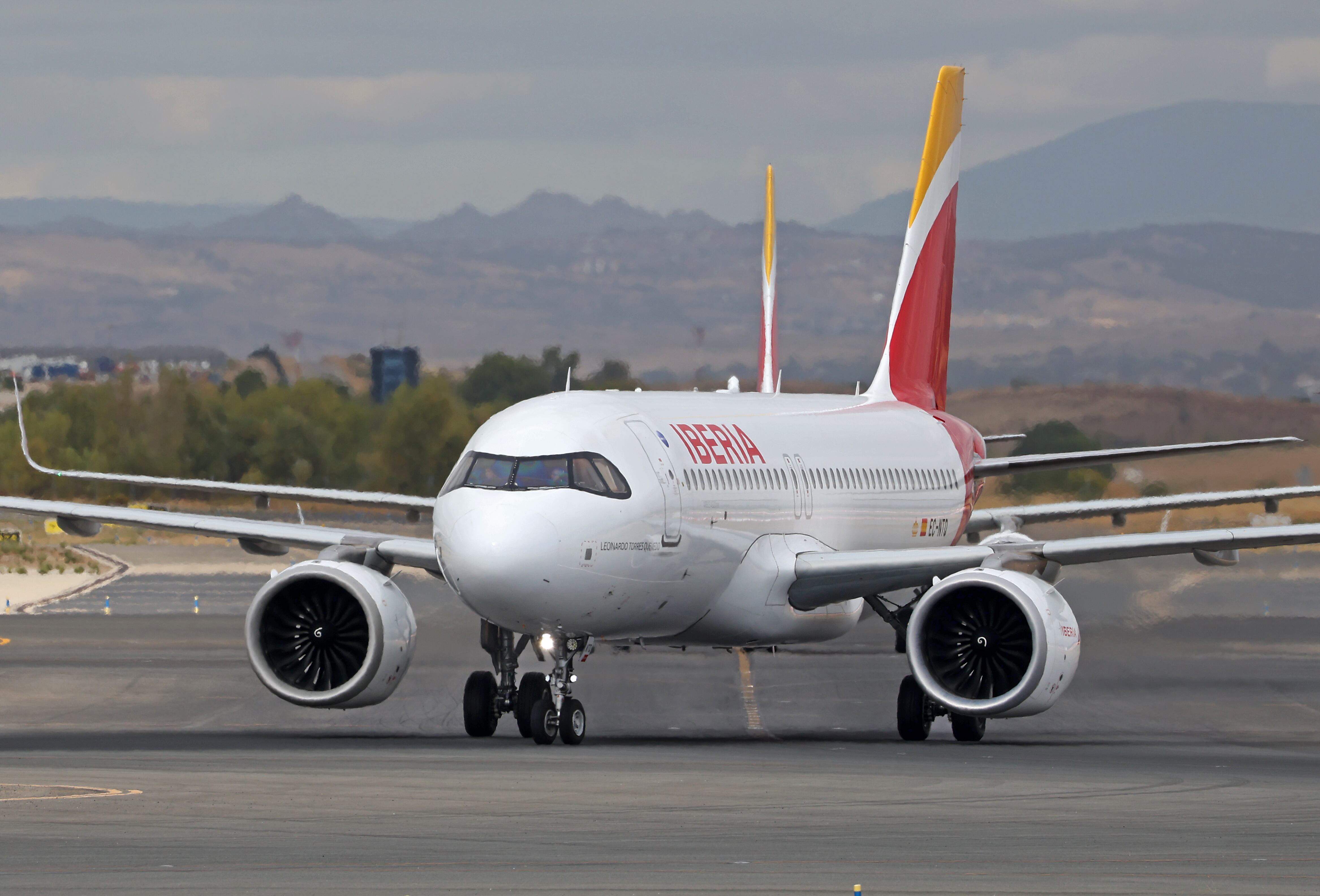 Un Airbus A320-251N de Iberia se prepara para despegar en la pista del Aeropuerto Adolfo Suárez de Madrid