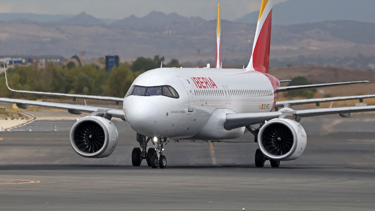 Un Airbus A320-251N de Iberia se prepara para despegar en la pista del Aeropuerto Adolfo Suárez de Madrid