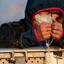 Una mujer sosteniendo un rosario asiste a una Misa celebrada por el Papa Francisco. Foto AP / Petr David Josek