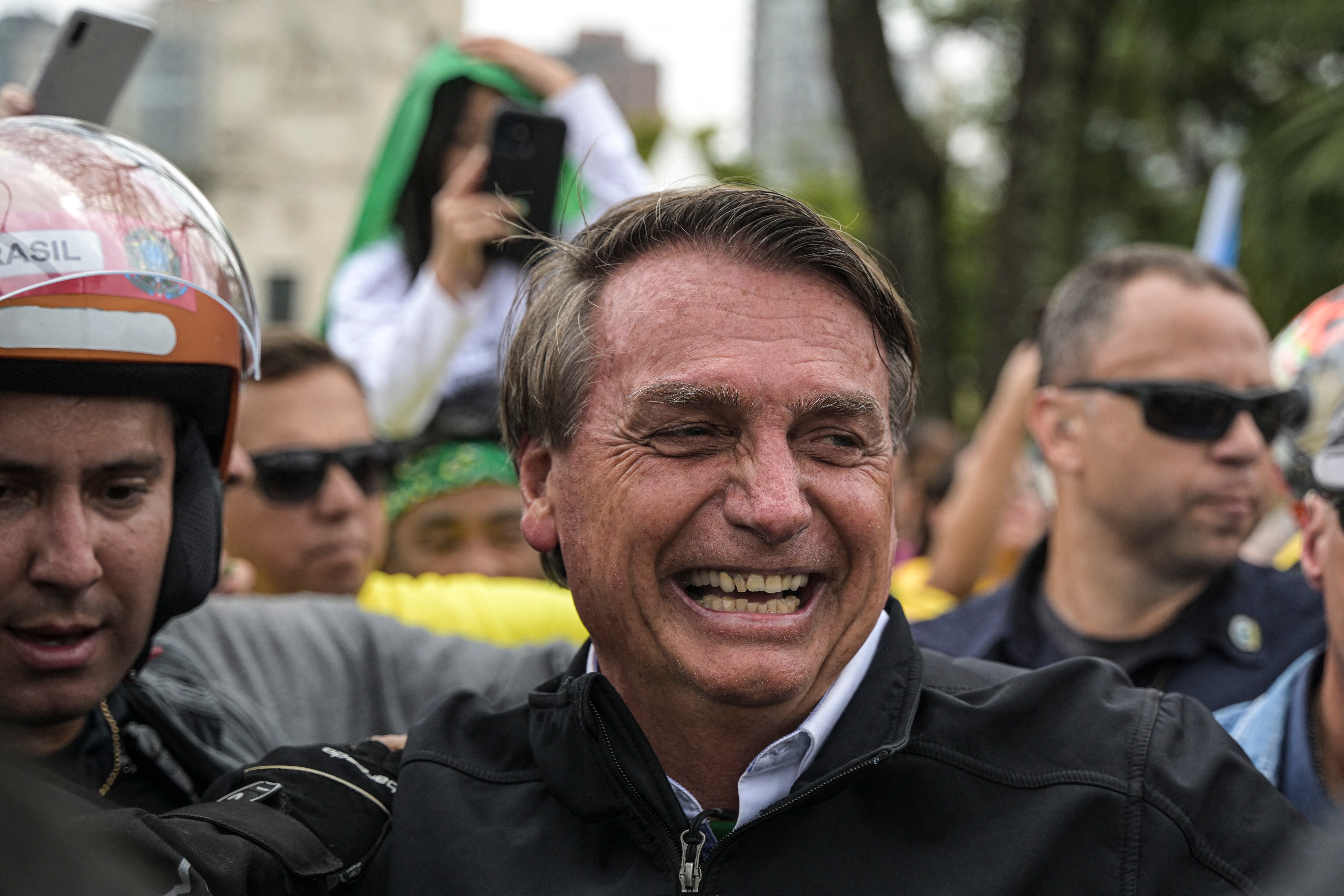 El presidente brasileño y candidato a la reelección, Jair Bolsonaro, aparece en una caravana en vísperas de las elecciones presidenciales.