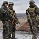 Miembros del Ejército ucraniano patrullan la frontera con rusia luego de que fuerzas prorrusas invadieran la zona.