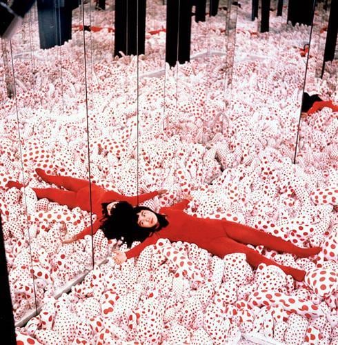 Yayoi Kusama en la Infinity Mirror Room, en 1965. Yayoi Kusama