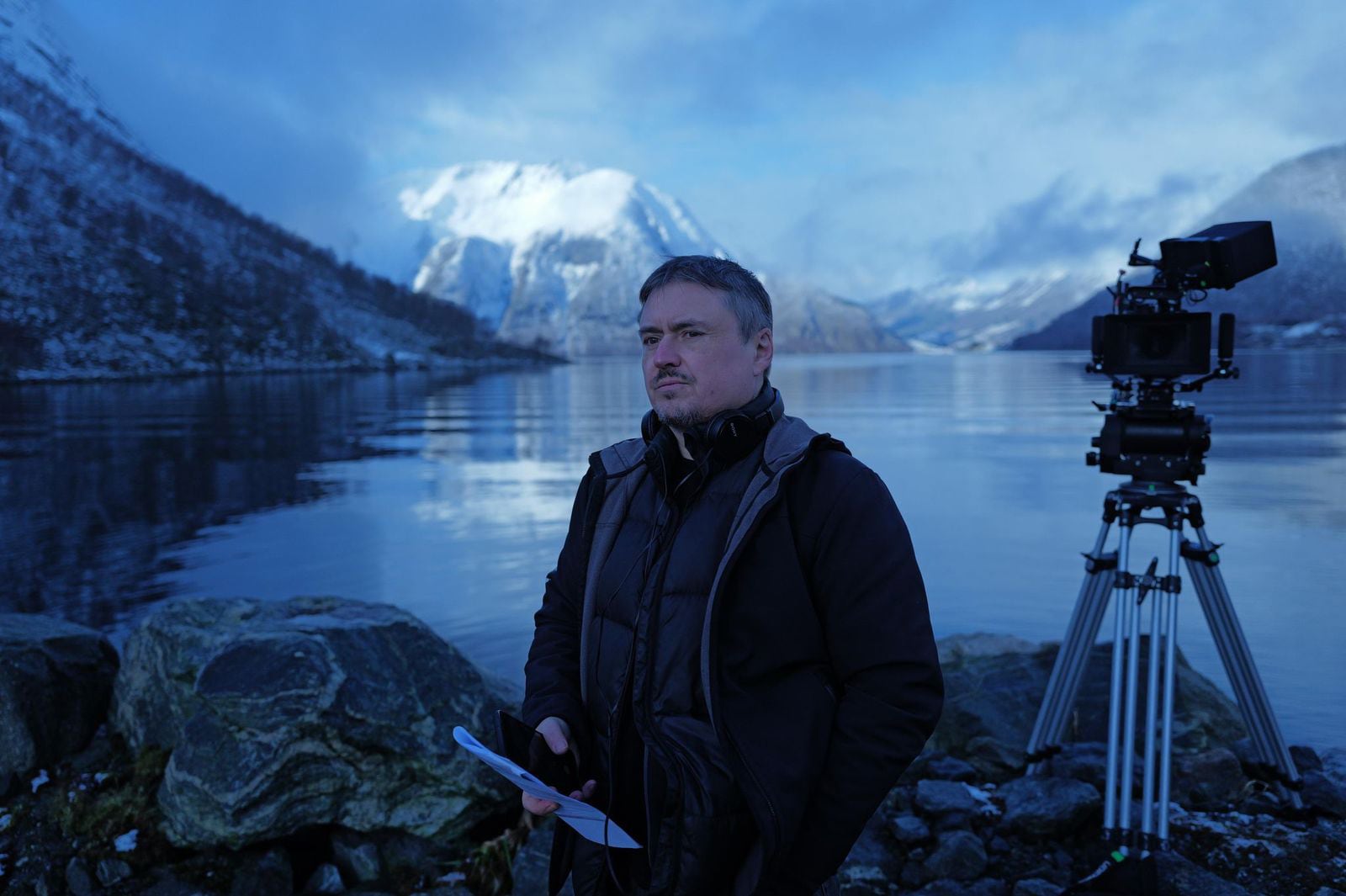 Con 'Fjord', el director rumano Cristian Mungiu parte las aguas y eleva cuestionamientos a todos los lados del espectro, a lo religioso, a lo woke, y a las 'buenas intenciones'. Eso la hace brillante.