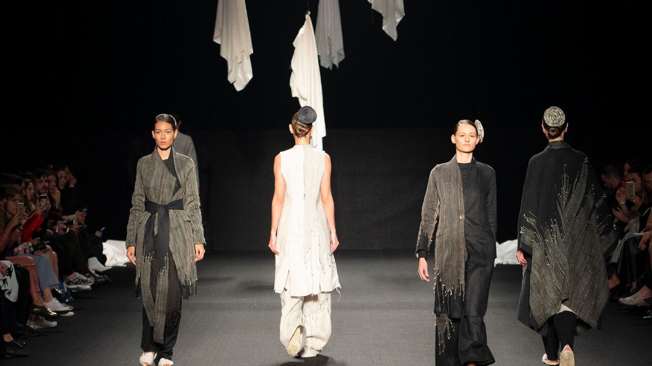 En el evento Fashion Trust Arabia 2021, el colombiano Nicolás Rivero de la marca colombiana A New Cross, fue declarado ganador.