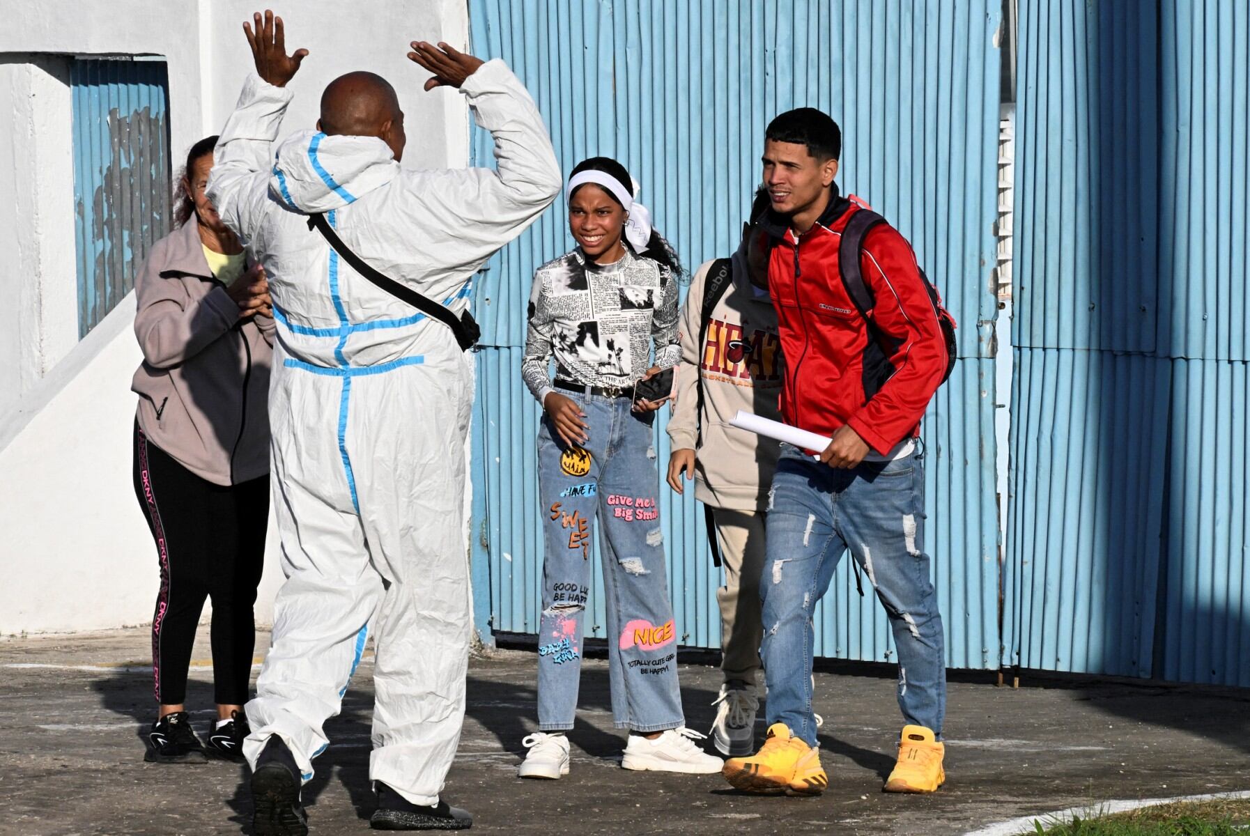 Marlon Brando Díaz (derecha), encarcelado por su participación en las protestas antigubernamentales de julio de 2021, saluda a sus familiares tras ser liberado de prisión en La Habana el 16 de enero de 2025.