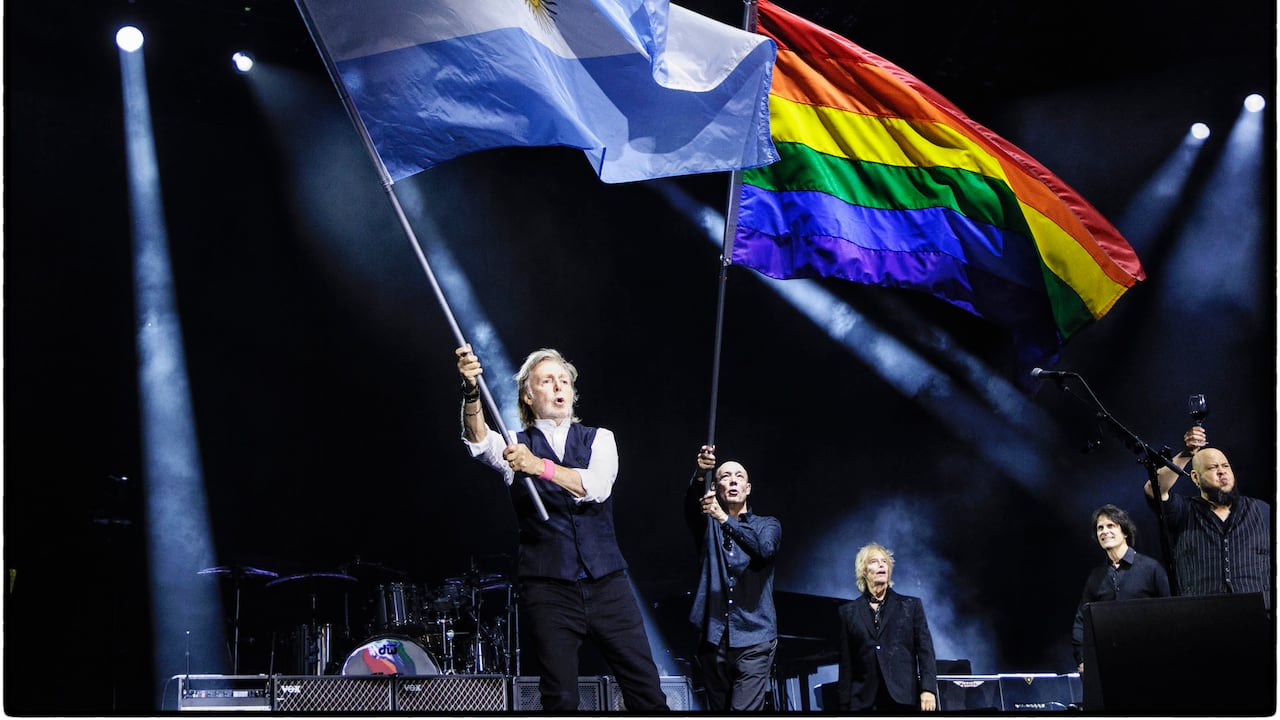 Pronto agitará nuestra bandera y cantaremos sus canciones.