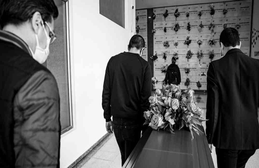 Es el turno de mi primo……todos se quedan un rato, observándote. Y cuando me acerco lo entiendo todo, me tomo mi tiempo y claro, sé que a los muertos los maquillan, los preparan, pero intuyo que contigo no hubo necesidad de mayor arreglo; la elegancia se mantiene: camisa rosa y blazer marrón que engalanan ese color blanco que tienen todos los ataúdes por dentro. David Amado-SEMANA