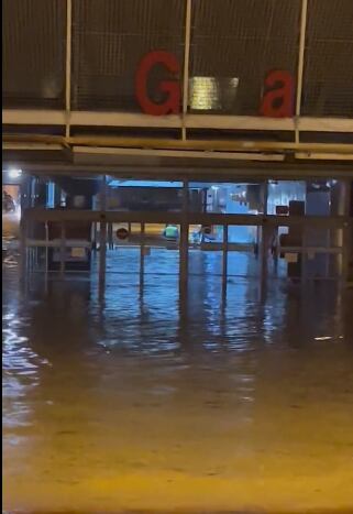 El agua bloqueó completamente el ingreso a la estación de La Garena.