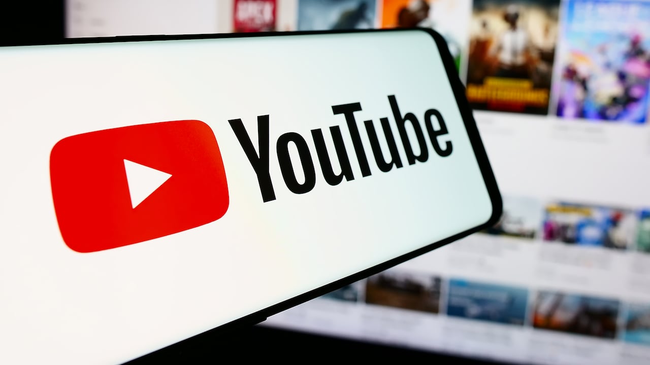 YouTube fue lanzada en el año 2005.