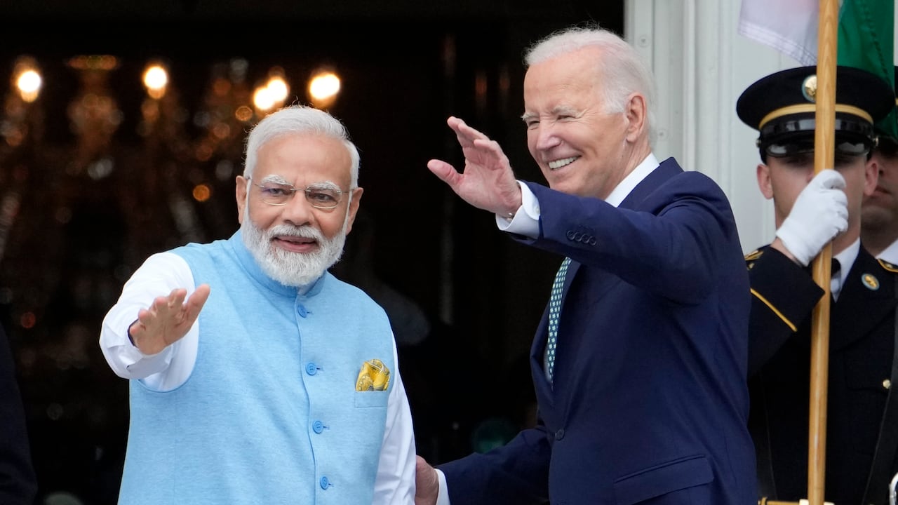 El primer ministro de la India, Narendra Modi, y el presidente Joe Biden saludan desde el balcón del Salón Azul durante una ceremonia de llegada en el jardín sur de la Casa Blanca, el jueves 22 de junio de 2023, en Washington. (Foto AP/Manuel Balce Cenata)