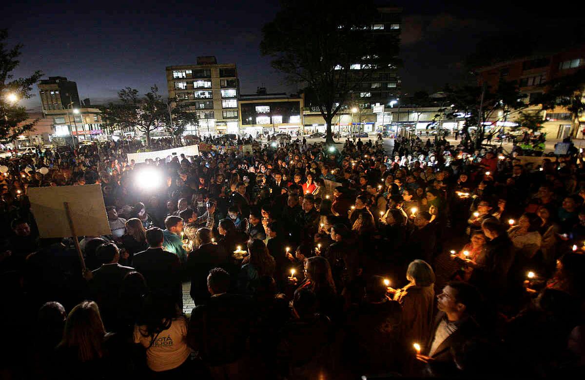 Decenas de personas se concentran el Parque Lourdes por el asesinato de la pequeña Yuliana Samboní. Foto: Álvaro Tavera / SEMANA 