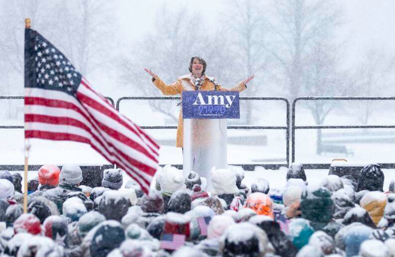 La senadora estadounidense Amy Klobuchar anuncia su candidatura a la presidencia durante una caída de nieve el 10 de febrero de 2019 en Minneapolis, Minnesota. Klobuchar se unió al campo cada vez má grande de contendientes que esperan destituir al presidente Donald Trump en la carrera de la Casa Blanca en 2020. FOTO: Kerem Yucel / AFP