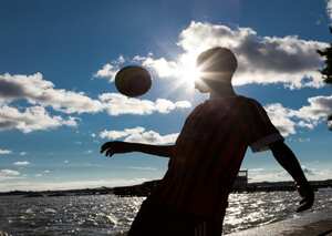 Niño jugando en Buenaventura en la Fundación Vení Jugá.