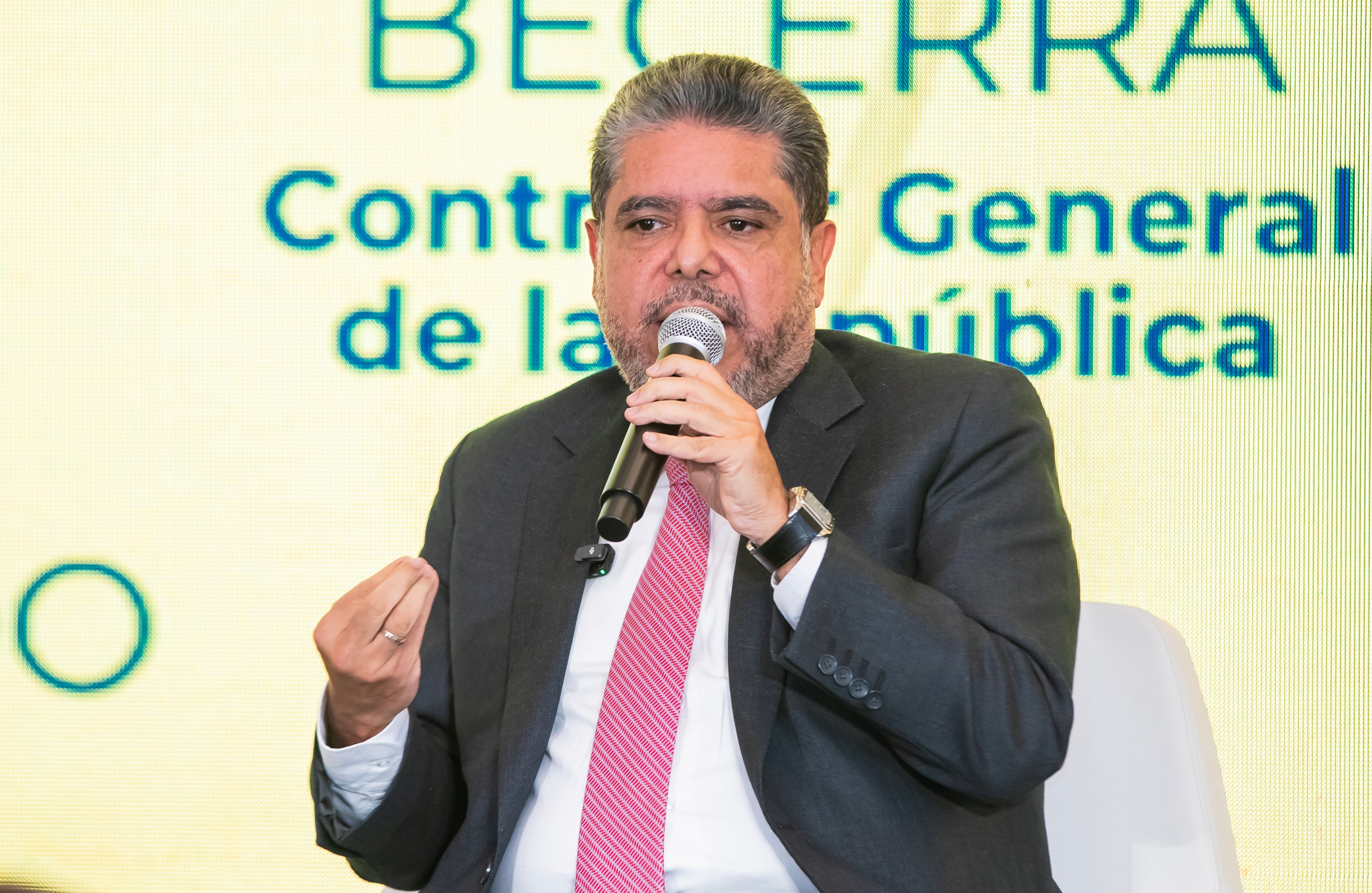 Carlos Hernán Rodríguez, contralor general, expresó preocupación por los discursos que ponen en duda los resultados de las elecciones y llamó a moderar la confrontación política: “No podemos matarnos por una elección”.