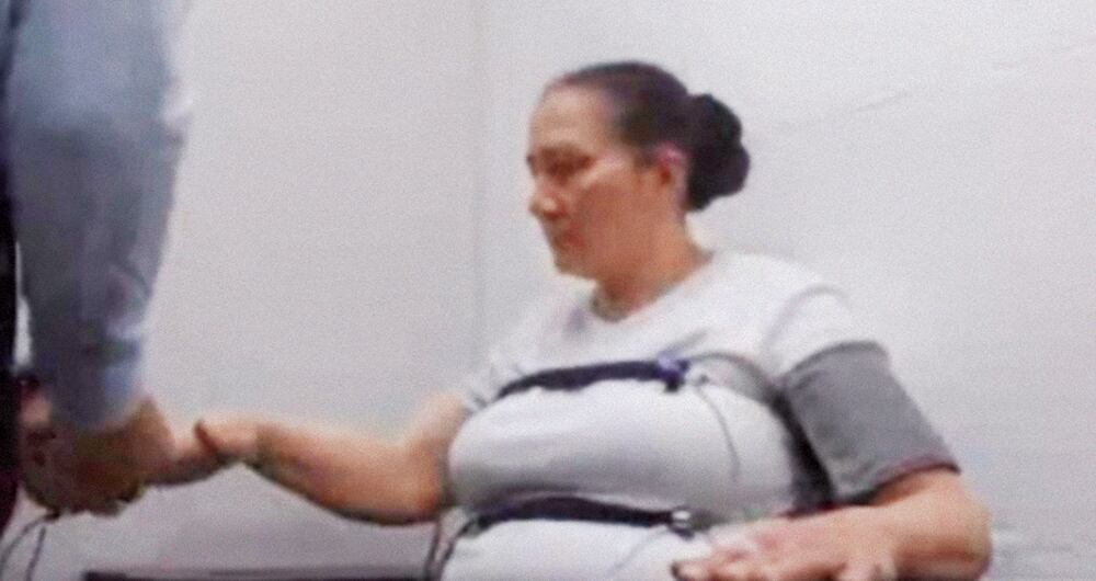 Marelbys Meza fue sometida a pruebas de polígrafo frente a la Casa de Nariño. Condenaron a cuatro policías, y el coronel Óscar Dávila falleció en extrañas circunstancias. Meza puso en duda lo ocurrido con el oficial. 