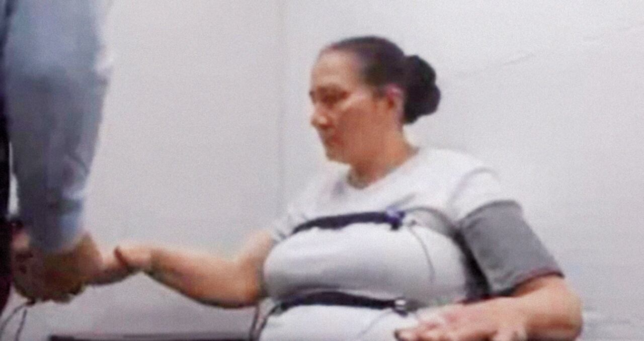 Marelbys Meza fue sometida a pruebas de polígrafo frente a la Casa de Nariño. Condenaron a cuatro policías, y el coronel Óscar Dávila falleció en extrañas circunstancias. Meza puso en duda lo ocurrido con el oficial.