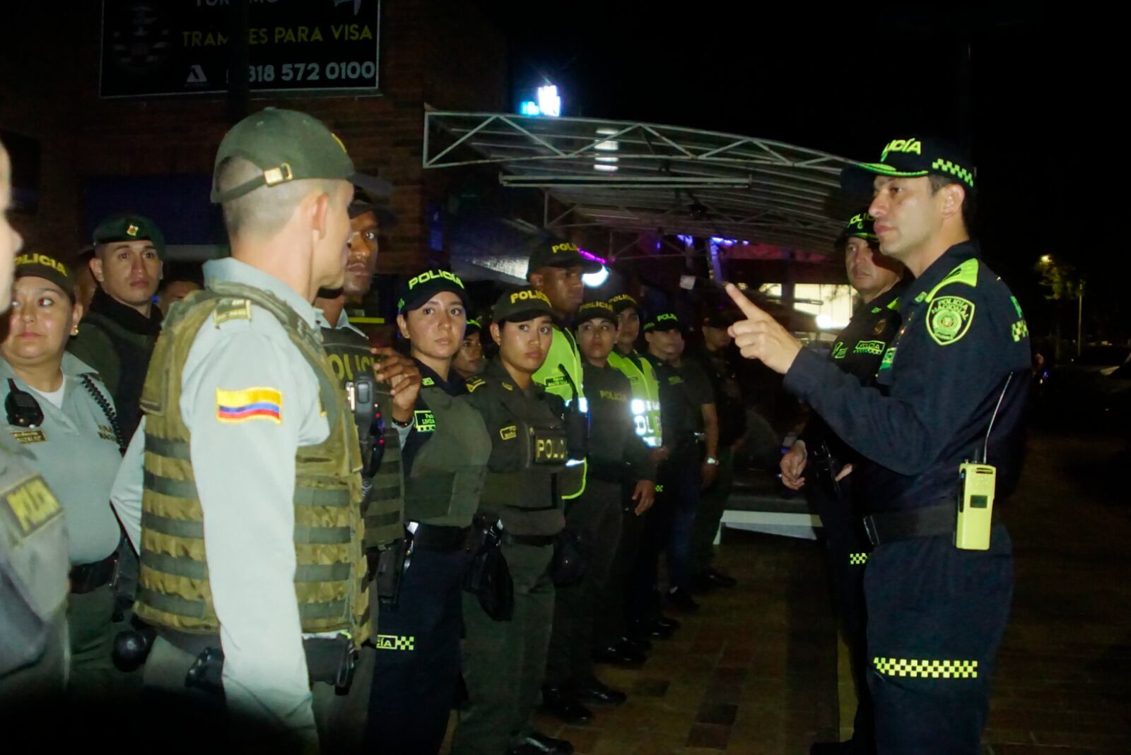 La Alcaldía, la Policía Metropolitana de Cali, el Dagma y la Secretaría de Seguridad adelantaron este sábado fuertes operativos en establecimientos de la comuna 17 para garantizar el derecho al descanso de los habitantes del sector. Foto Especial para El País